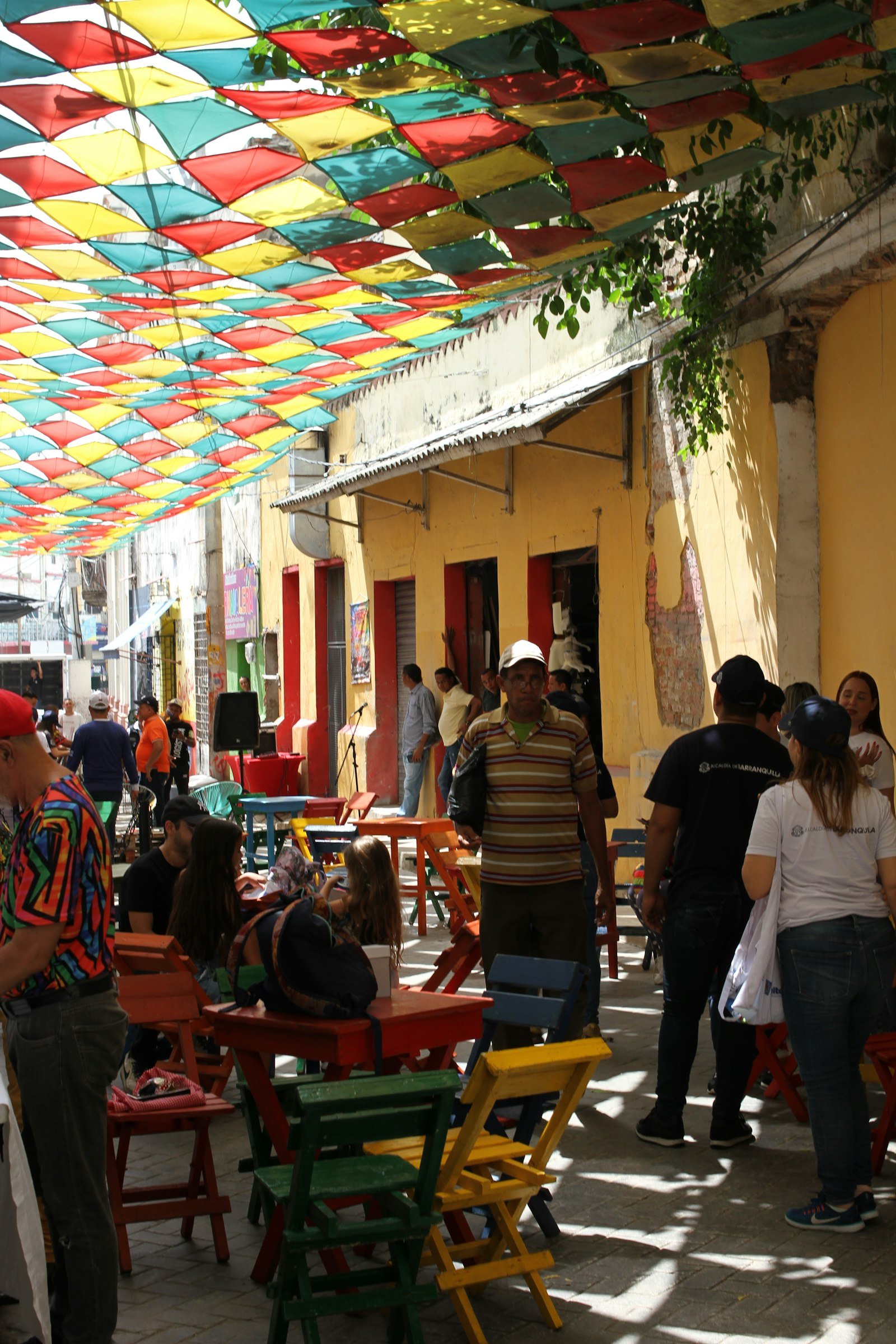 Terrazas y comercios en el centro histórico de Barranquilla, Colombia