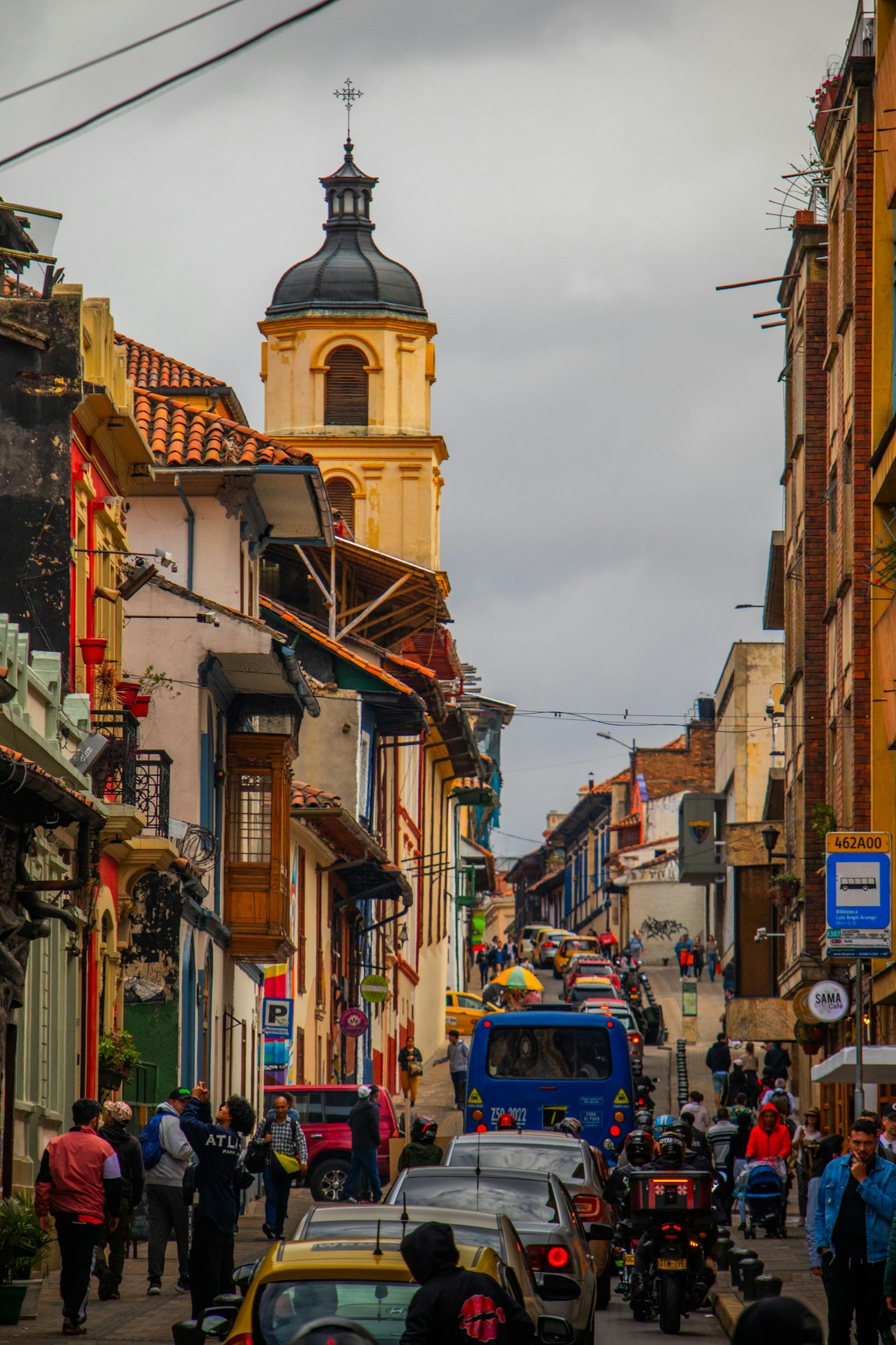 Calle concurrida de Bogotá, Colombia, con tráfico y edificios