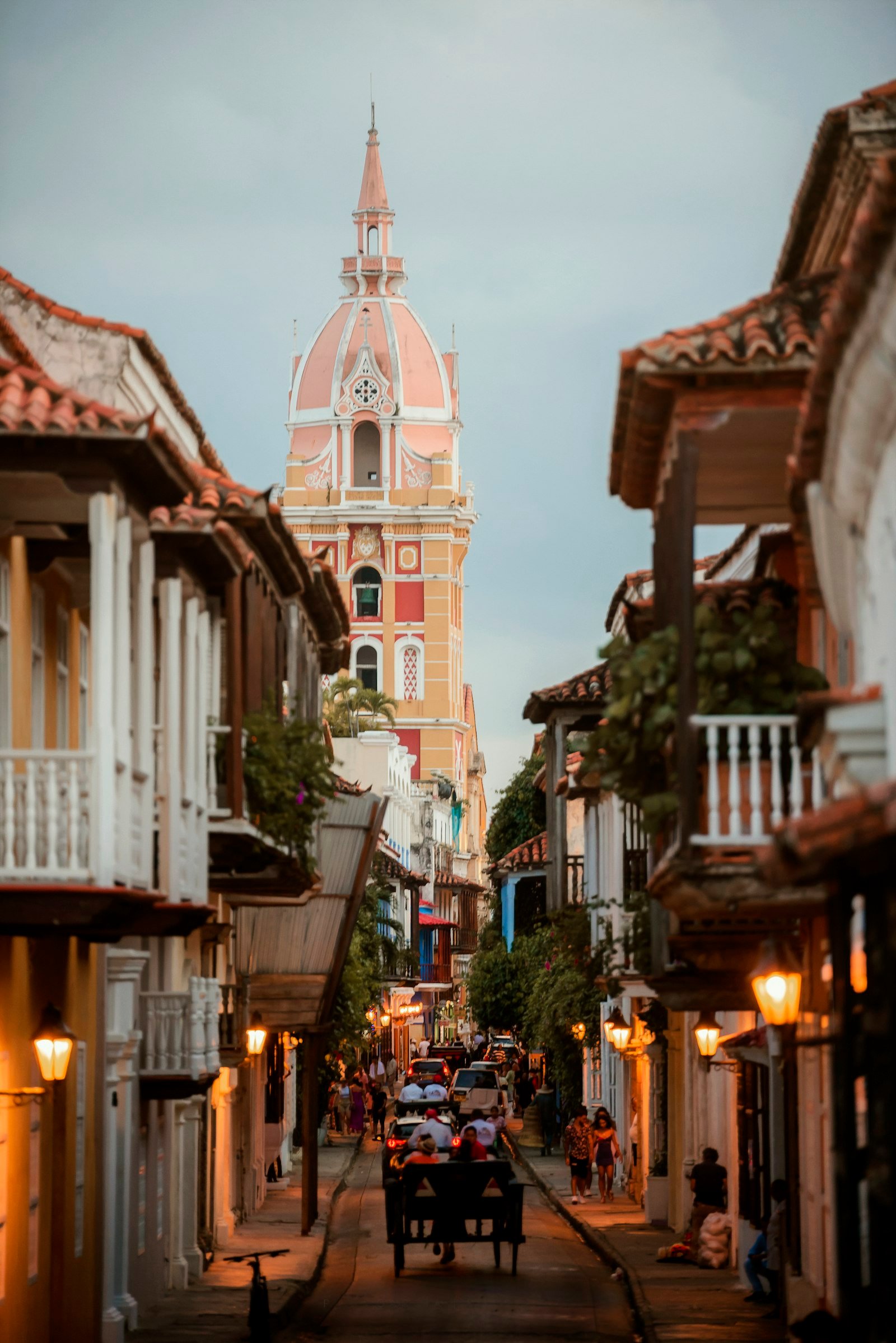 Calle con edificios a ambos lados en Puerto Colombia, Atlántico, Colombia