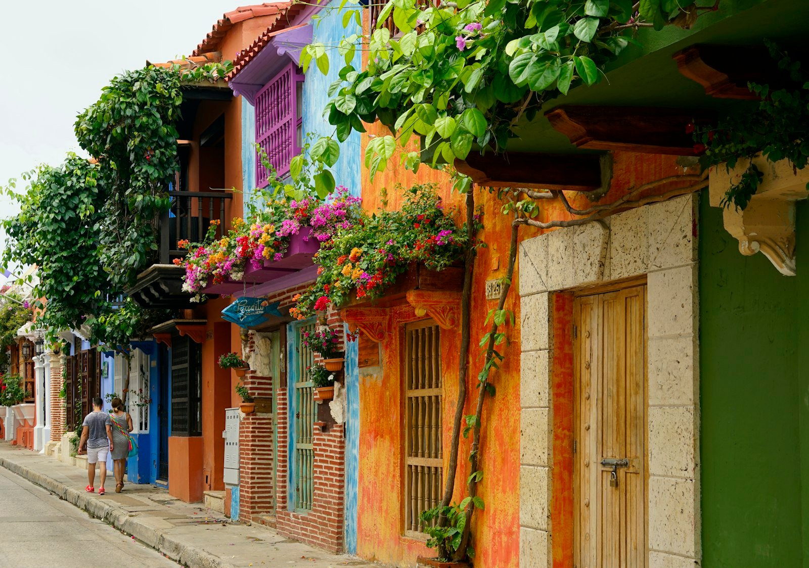 Casas coloridas y comercio de barrio en una calle de Cartagena, Colombia