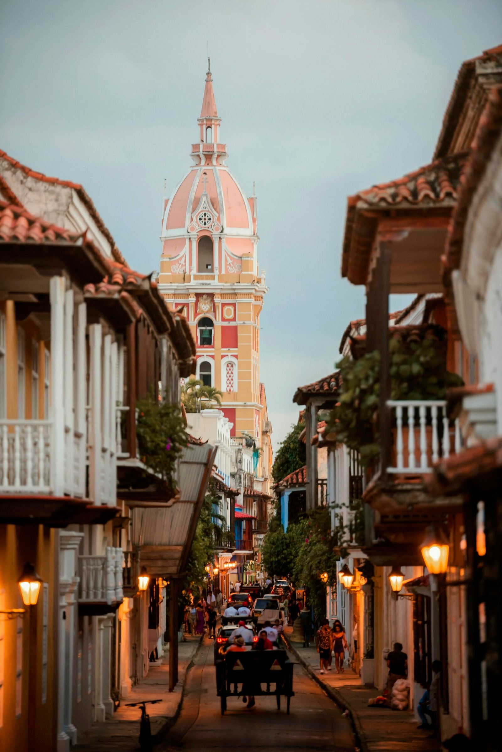 Calle con locales comerciales en Puerto Colombia, Atlántico, Colombia