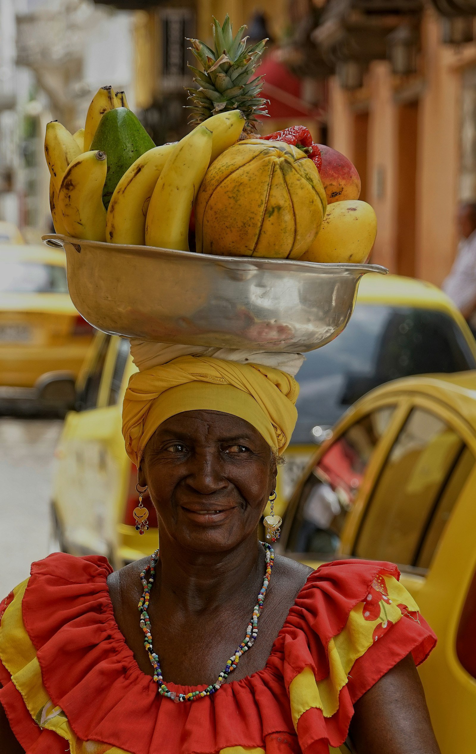 Mujer vendiendo frutas en las calles de Cartagena, Colombia, ejemplo de comercio local